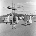 841960 Afbeelding van strandgangers op het perron van het N.S.-station Zandvoort aan Zee.